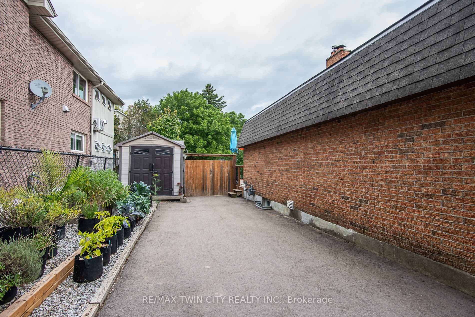 212 Upper Canada Drive photo 3