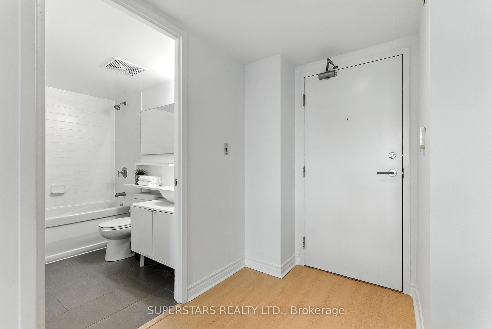 15 Fort York Boulevard Unit 1008 photo 14