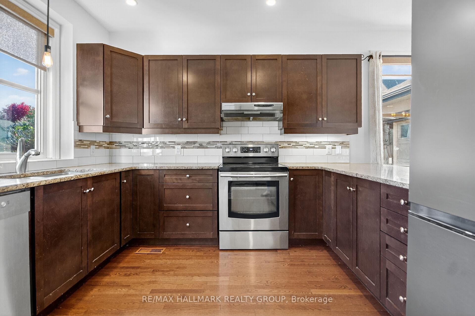 55 Claridge Drive photo 4
