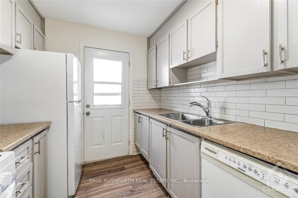 1374 MARIGOLD Crescent photo 10