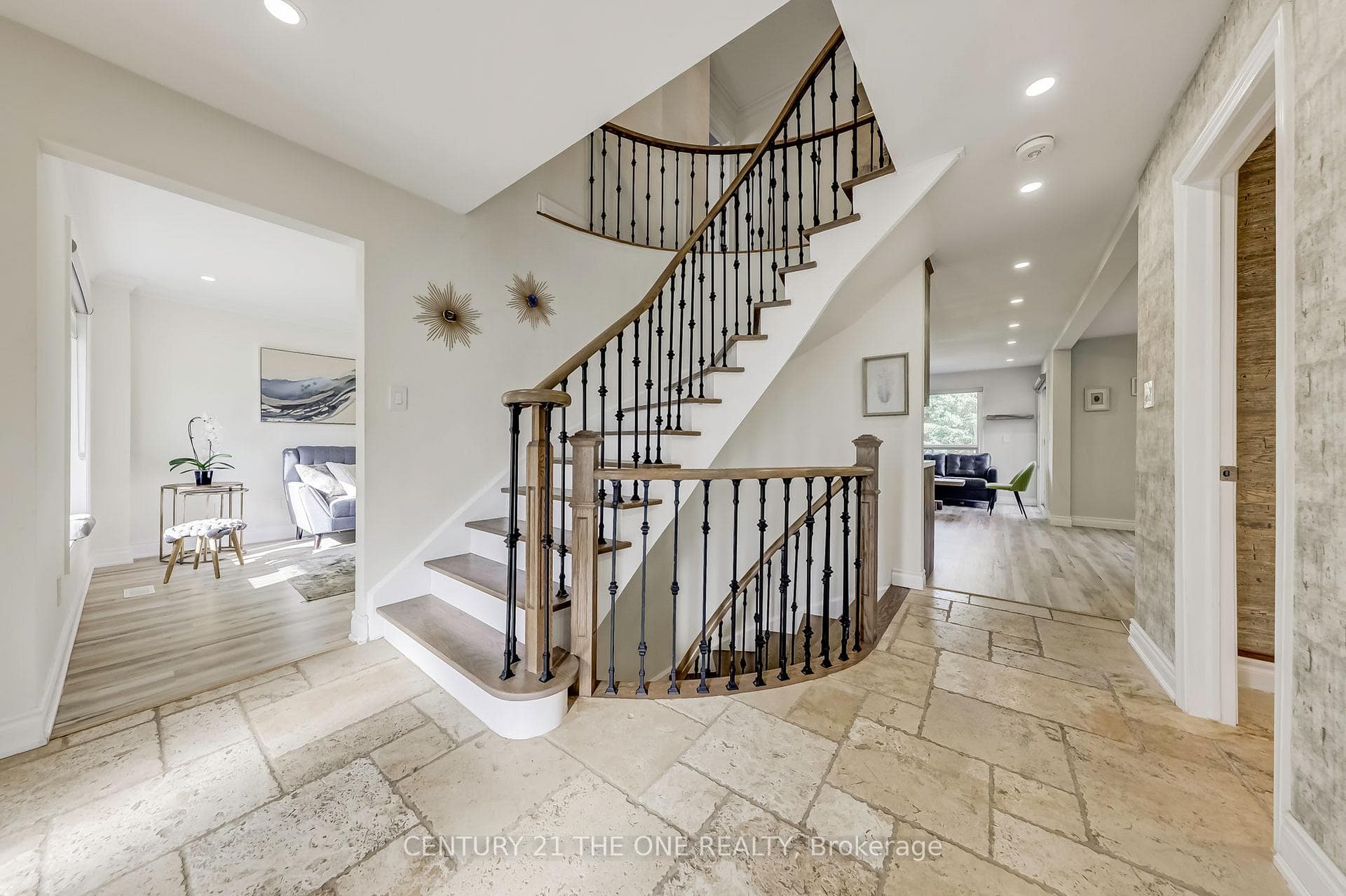 1746 Mount Albert Road photo 8