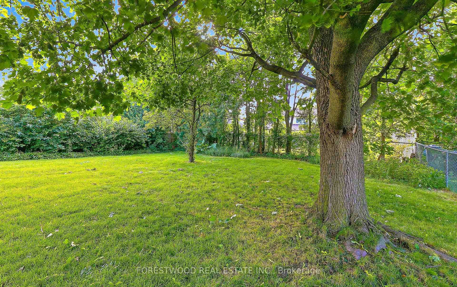 523 Hyacinthe Boulevard photo 39