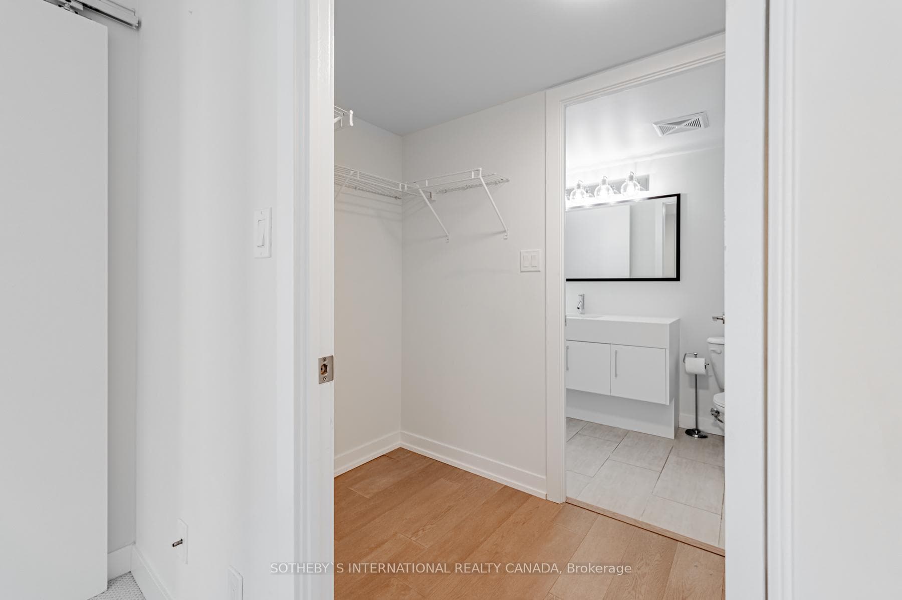 126 Simcoe Street Unit 1105 photo 21