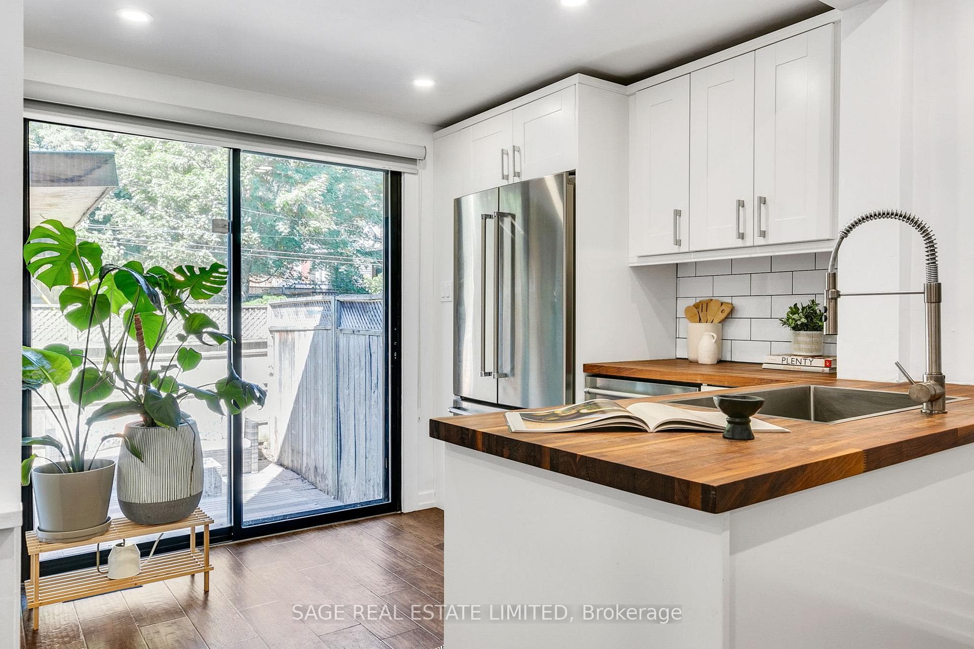 278 Hastings Avenue photo 19