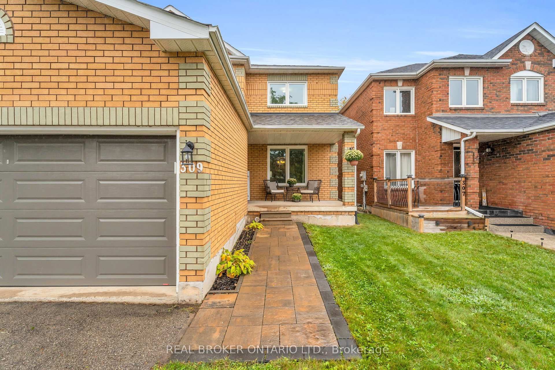 309 Howard Crescent photo 2