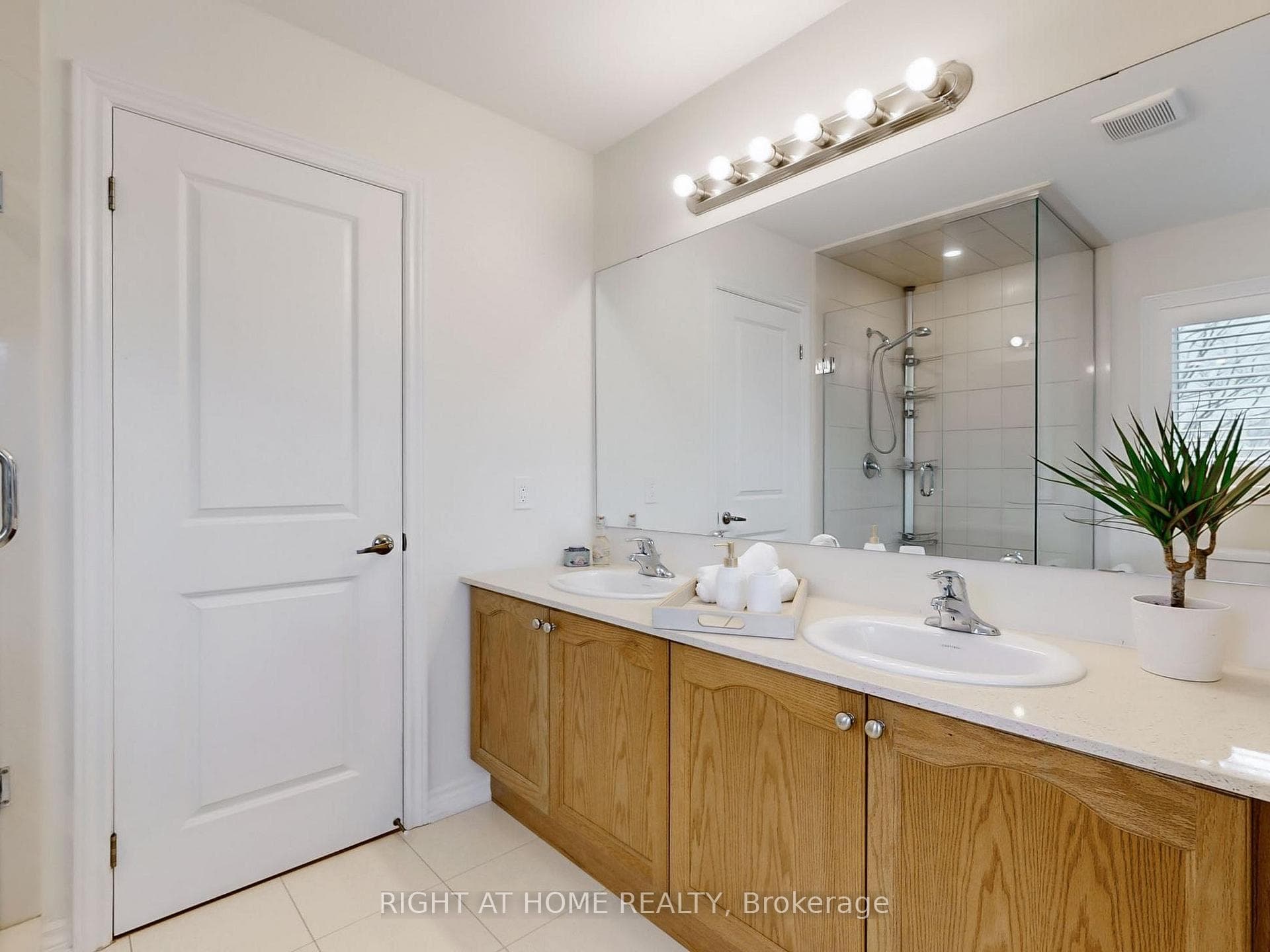 4 Hennessey Crescent photo 20