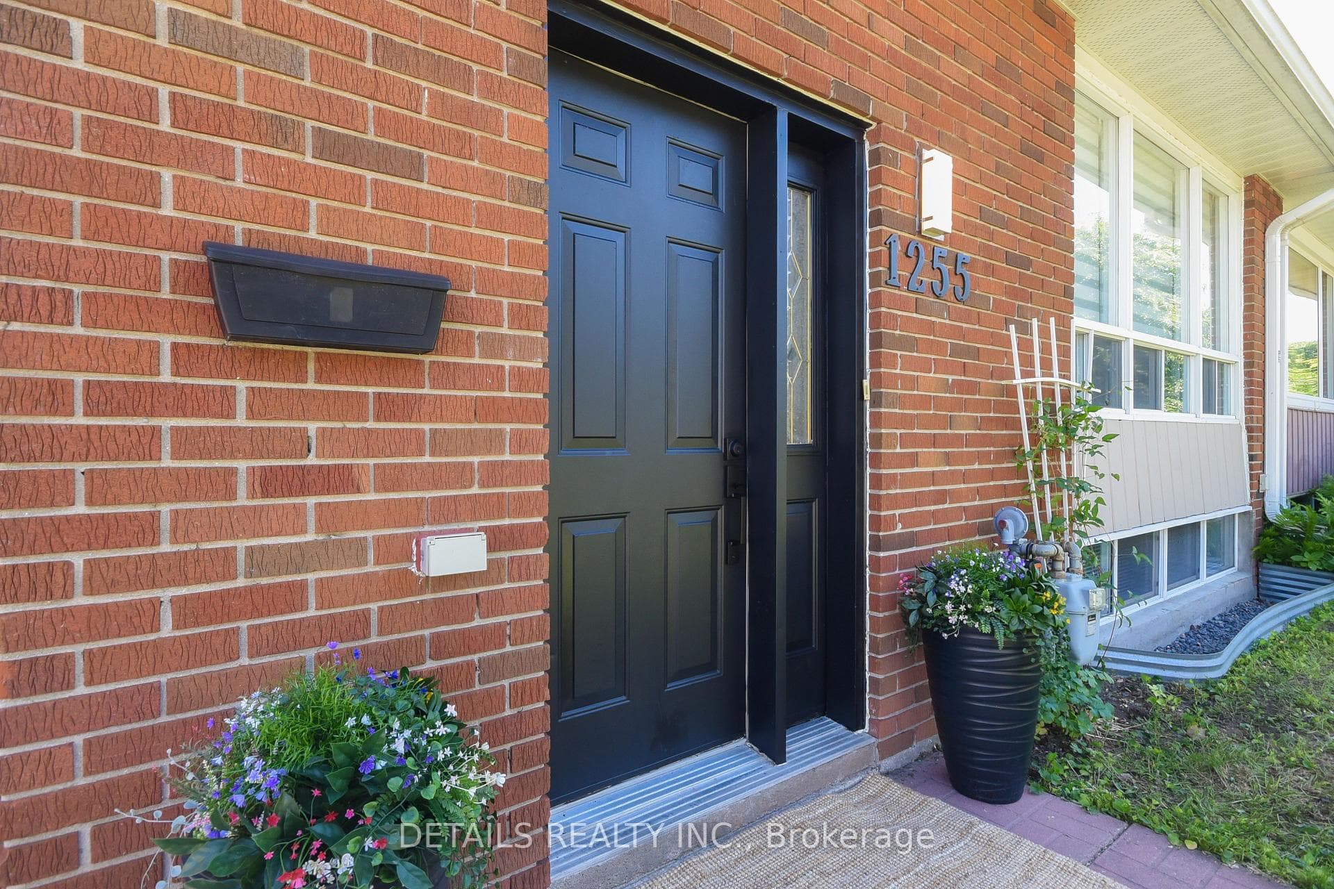 1255 Highgate Road photo 2