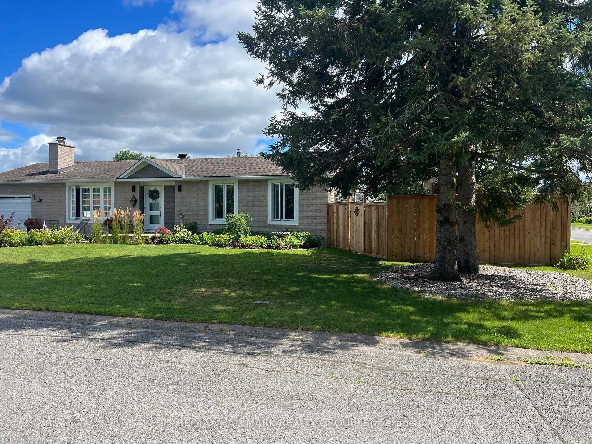 16 Barrhaven Crescent photo 4