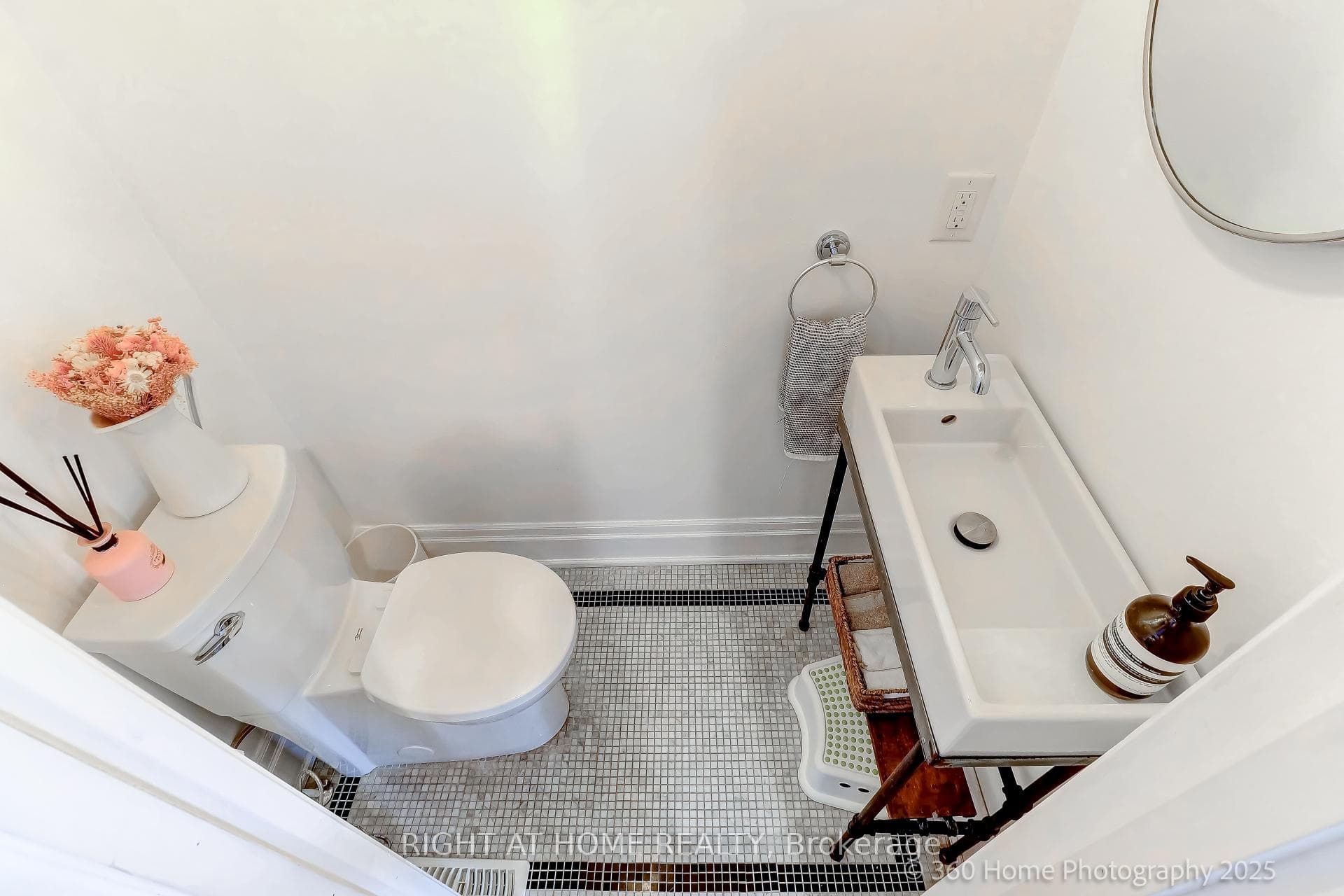529 Dupont Street photo 6
