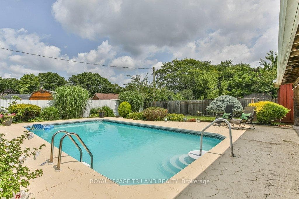 52 LOCKE Avenue photo 33