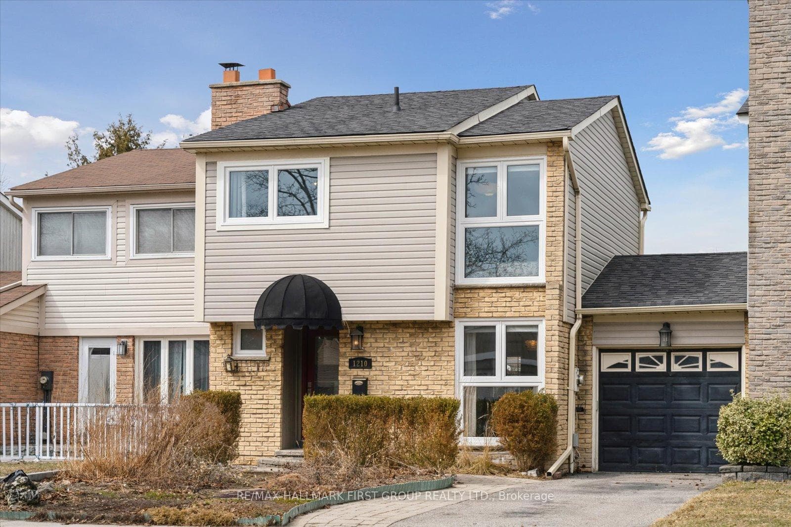 1210 Canborough Crescent photo 2