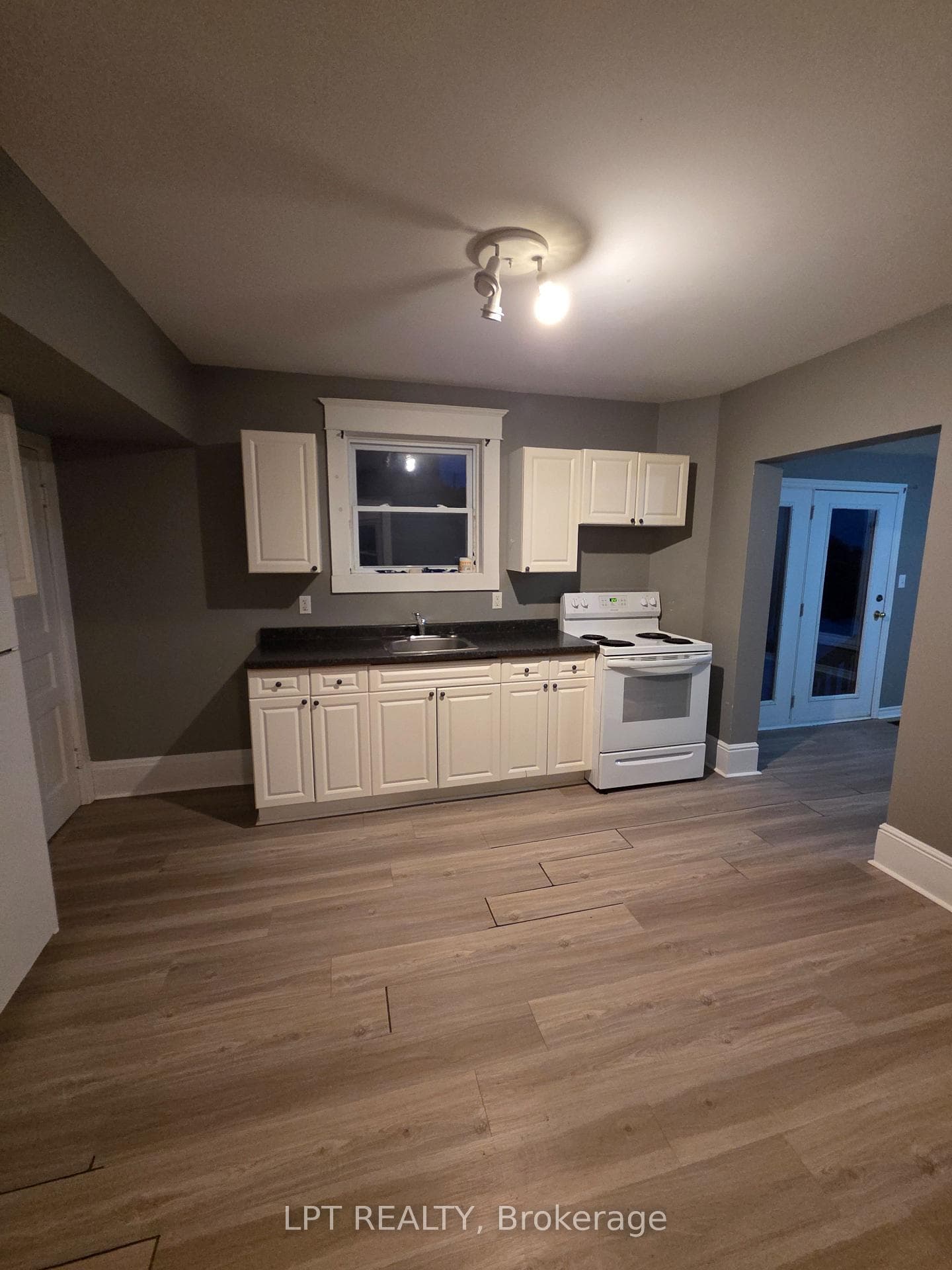436 Queen Street photo 5