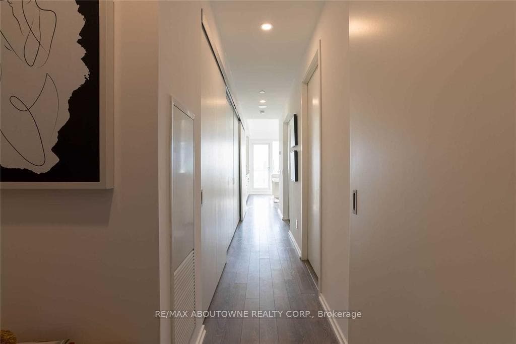 197 Yonge Street Unit 1811 photo 4