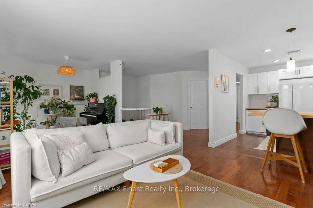 998 WATERBURY Crescent photo 17