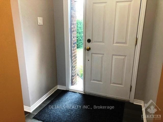 552 SEYTON Drive photo 2