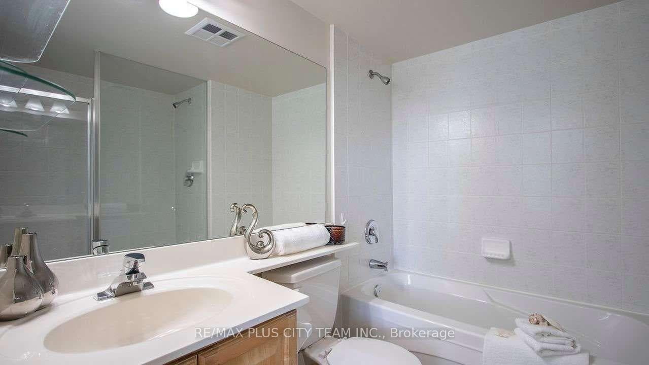 228 Queens Quay N/A Unit 609 photo 14