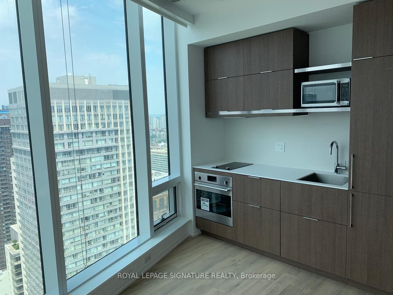 197 Yonge Street Unit 3712 photo 2