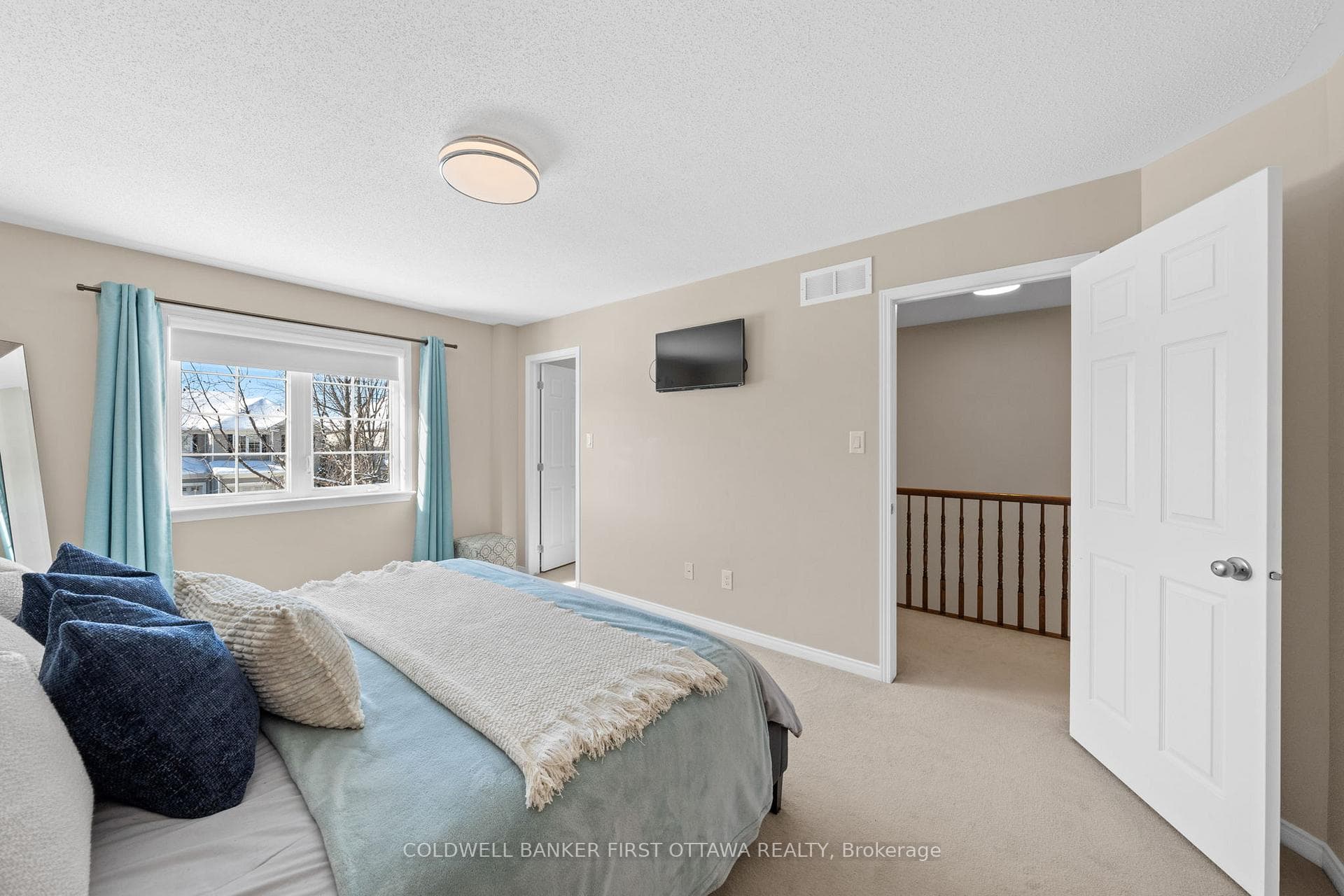 575 ASHBOURNE Crescent photo 15