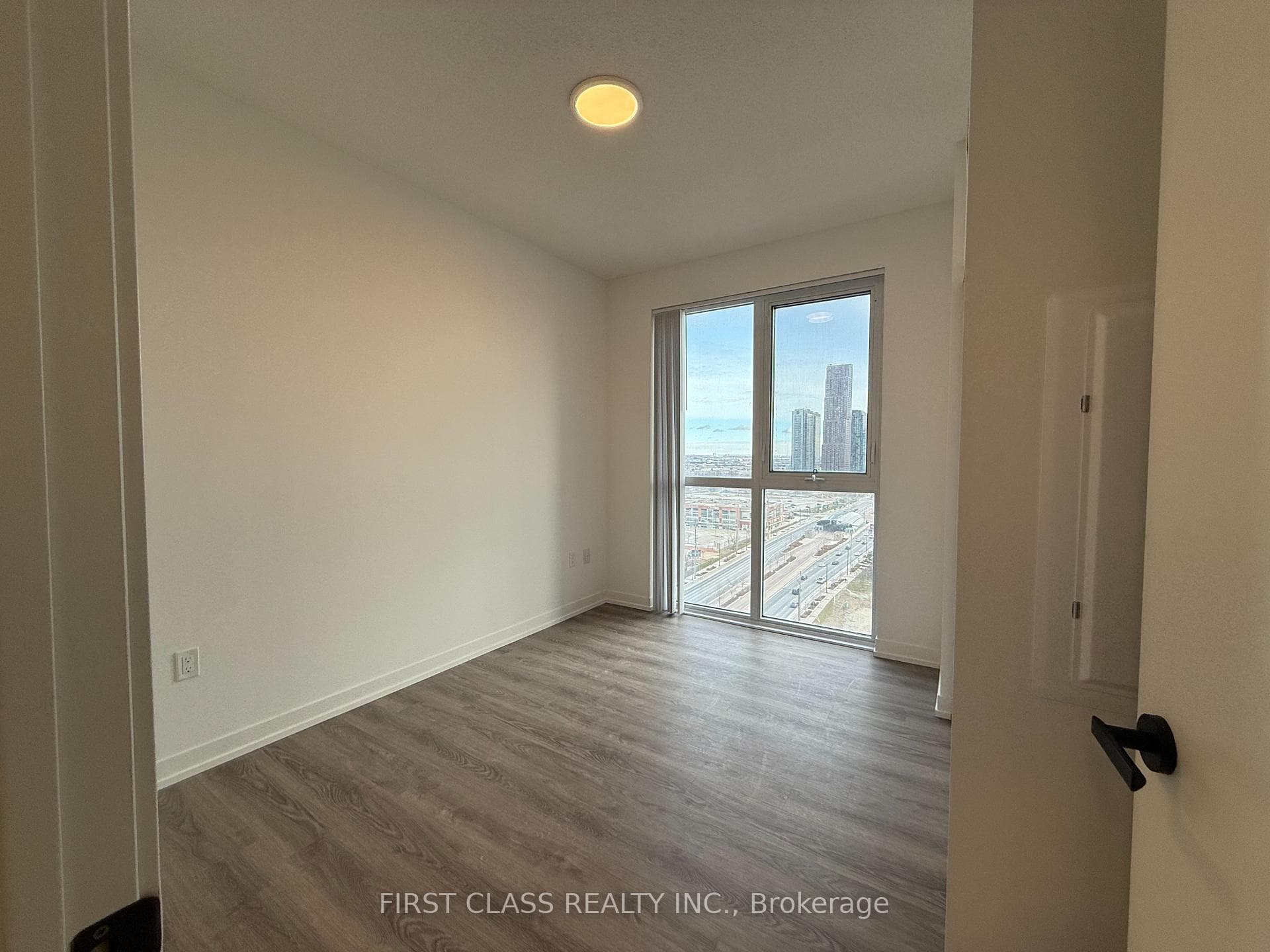 8 Interchange Way Unit 1809 photo 5