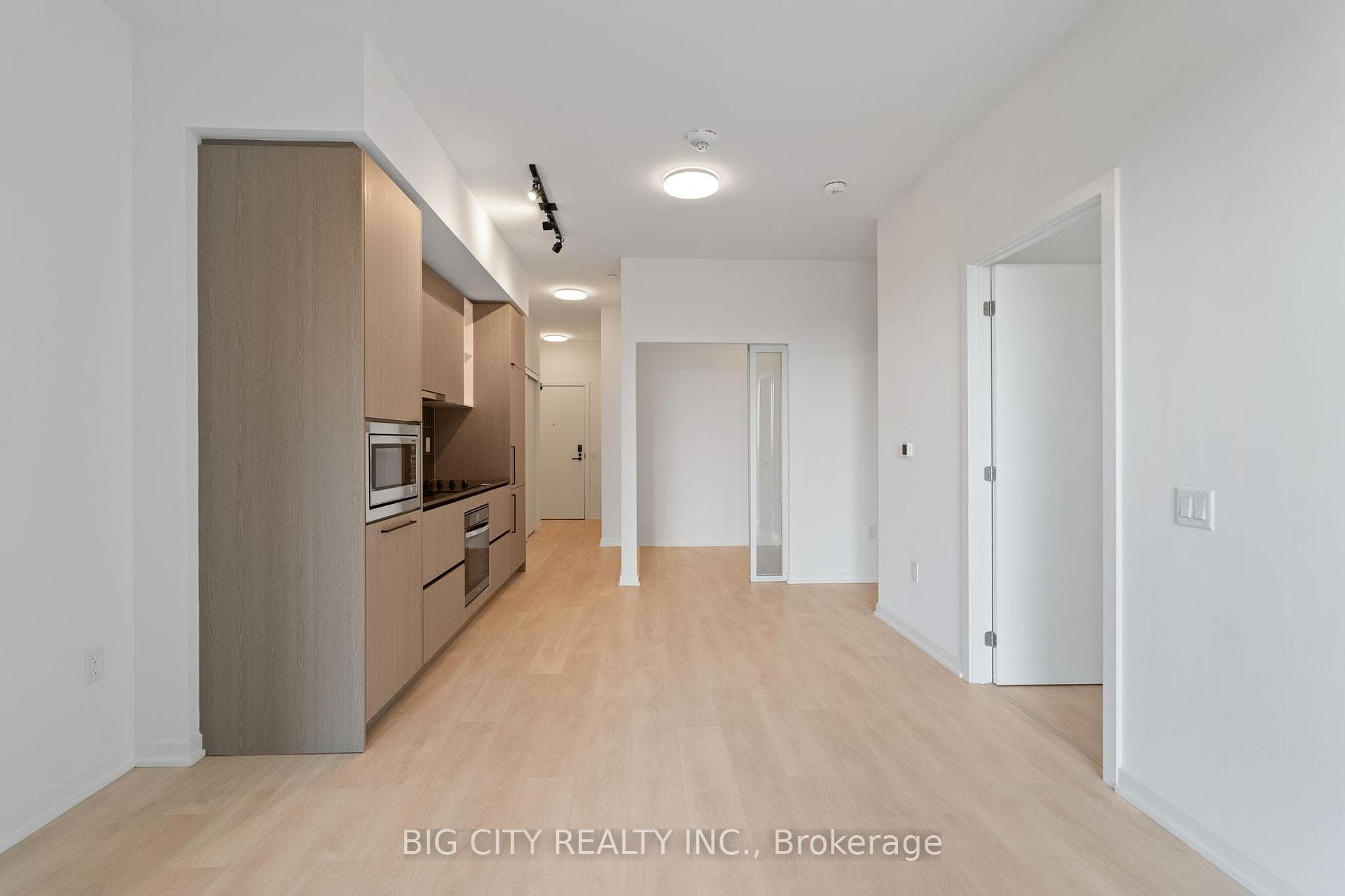 1285 Dupont Street Unit 810 photo 4
