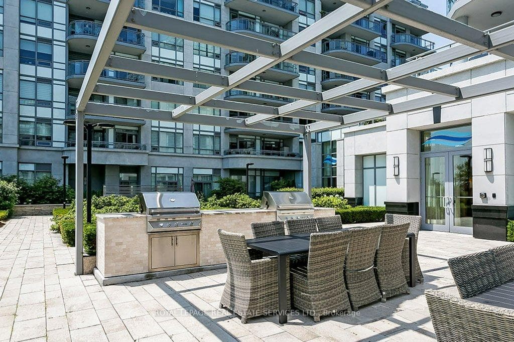Experience the Epitome of Luxury Lakefront Living!