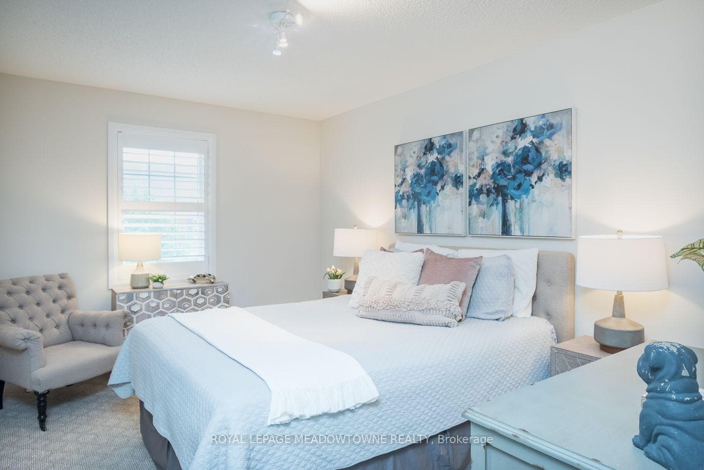 Versatile bedroom for sleep or study