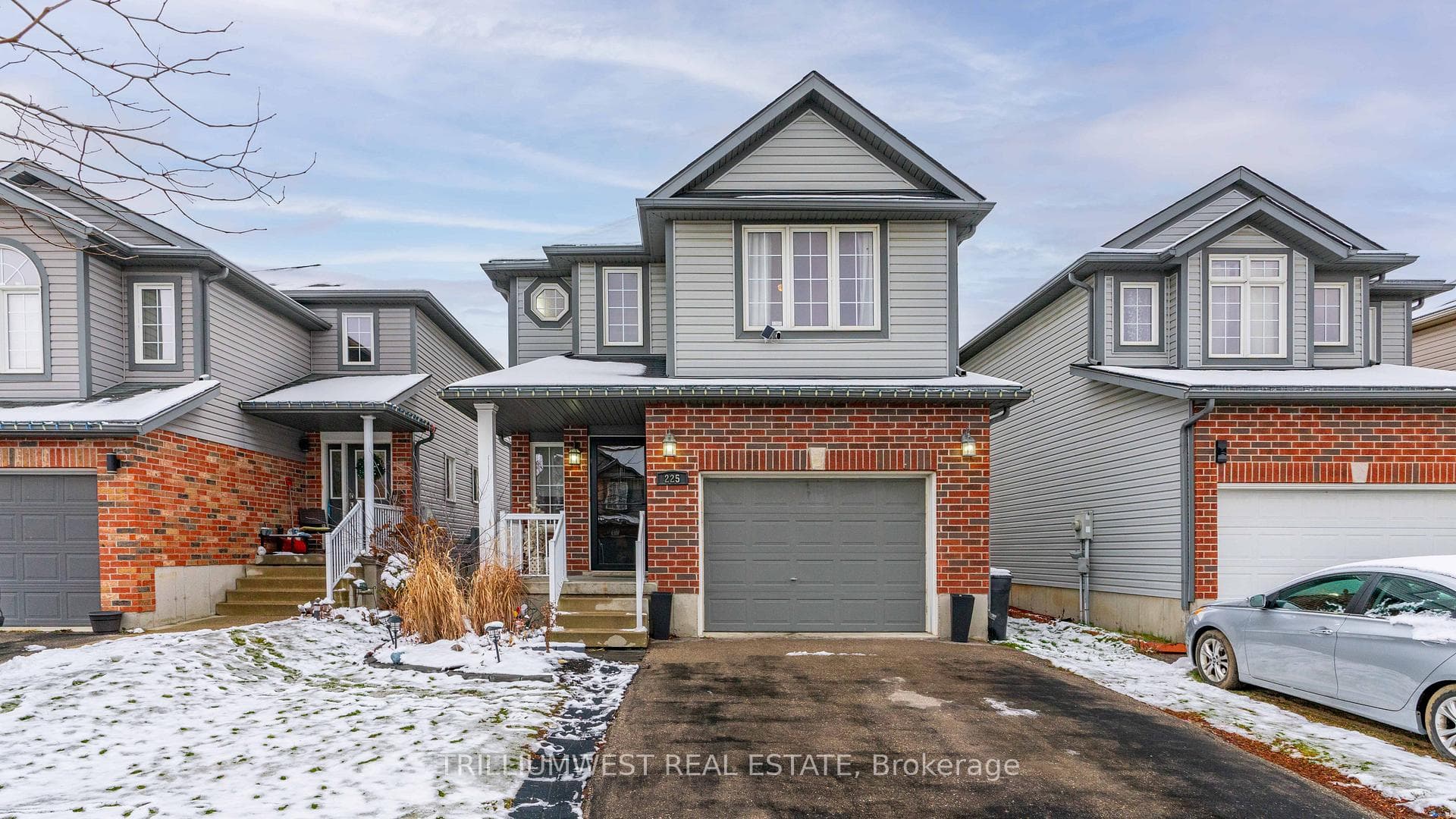 225 Featherstone Crescent photo 1