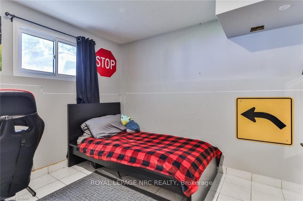2nd lower bedroom