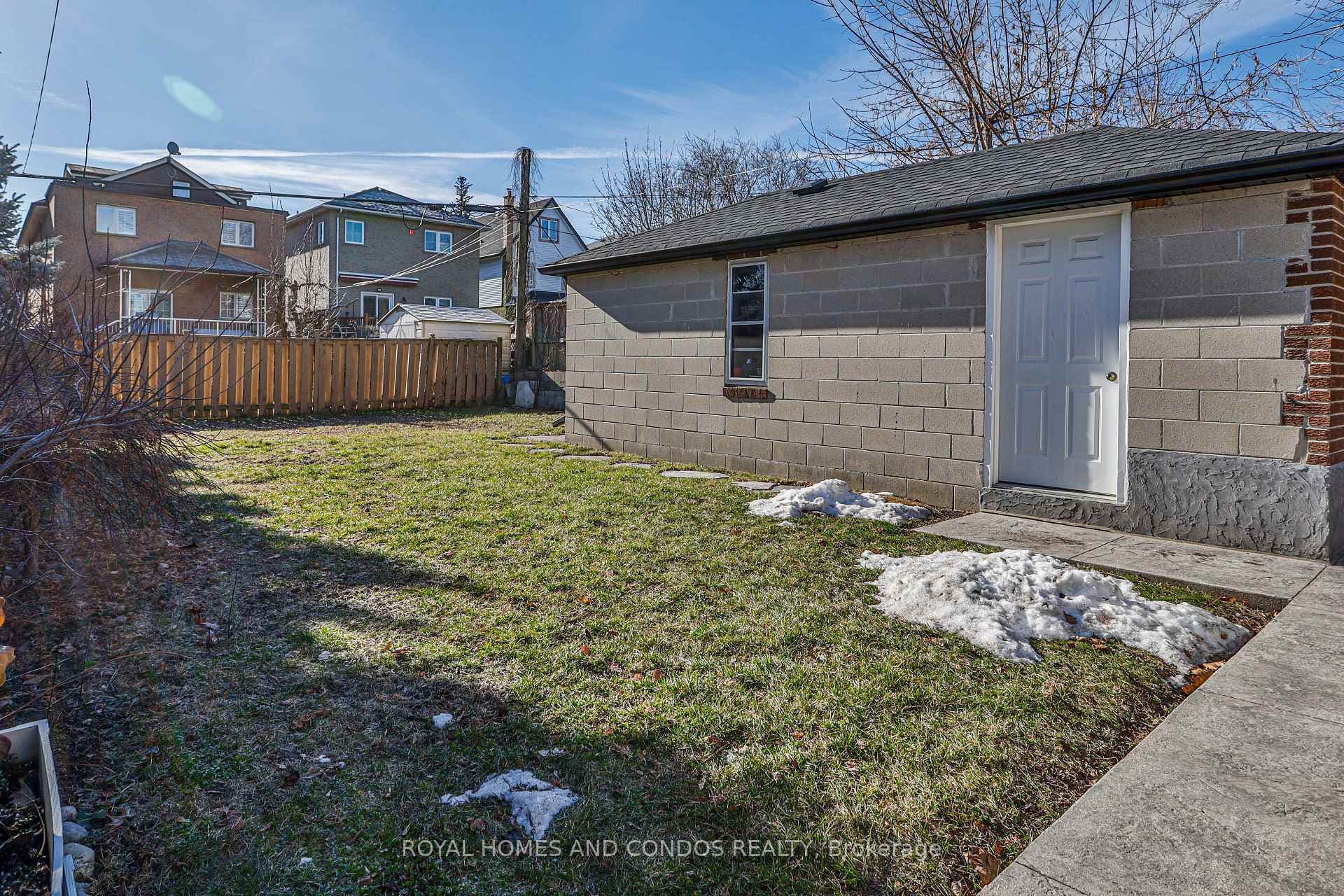 1075 Glengrove Avenue photo 36