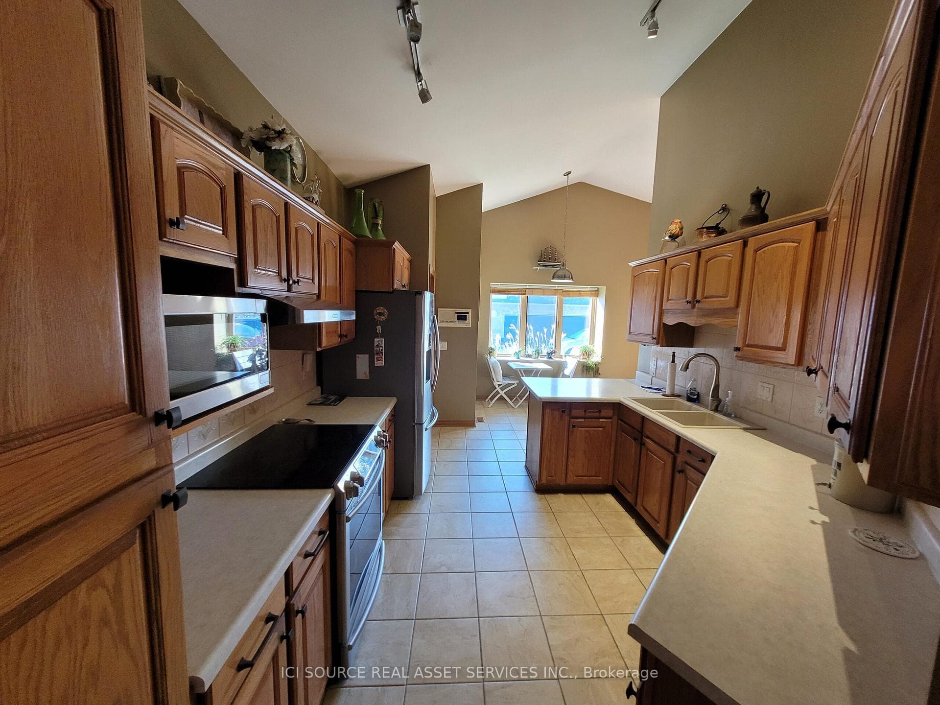 223 Bayberry Crescent photo 4