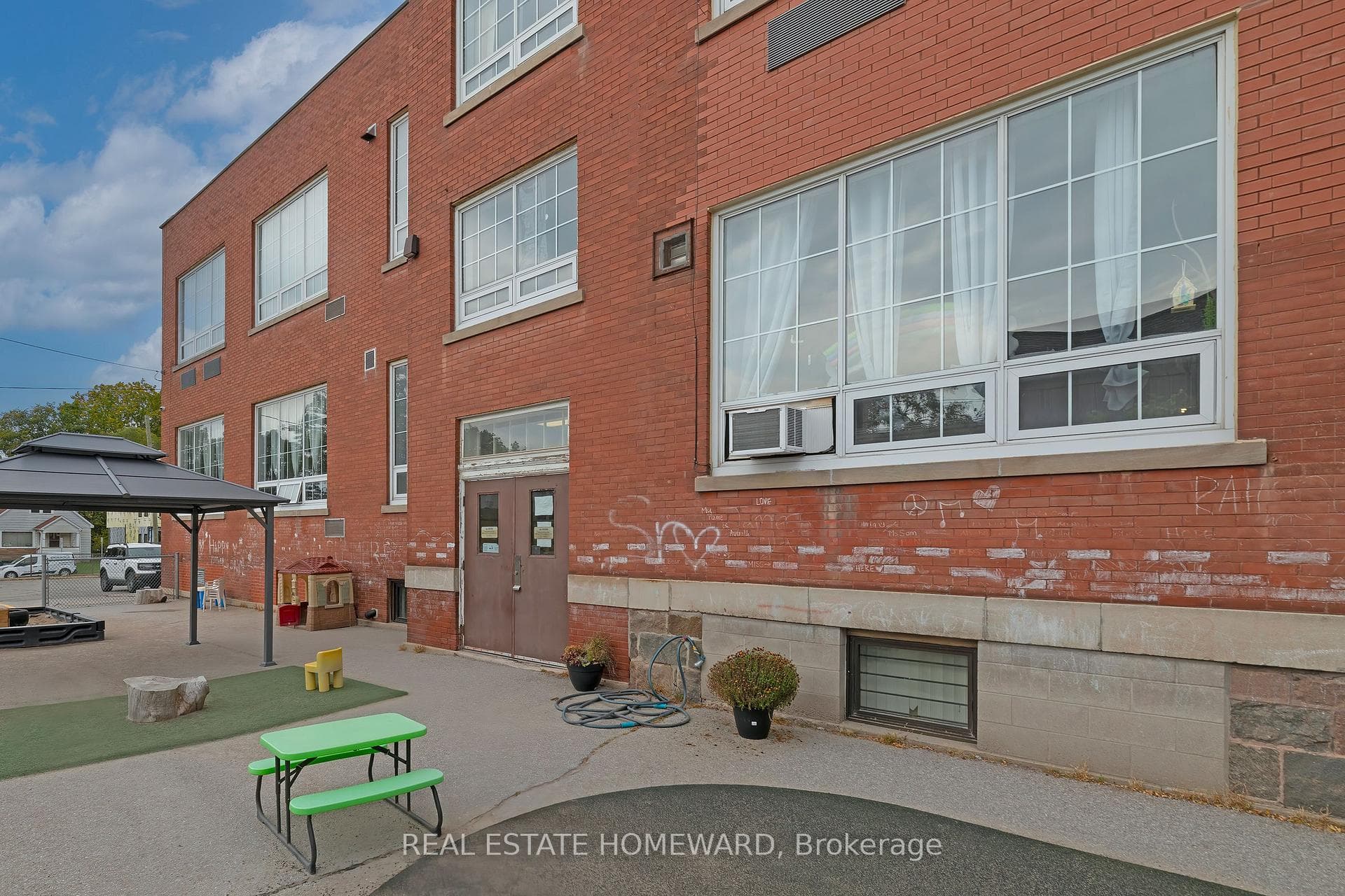 202 Simcoe Street photo 32