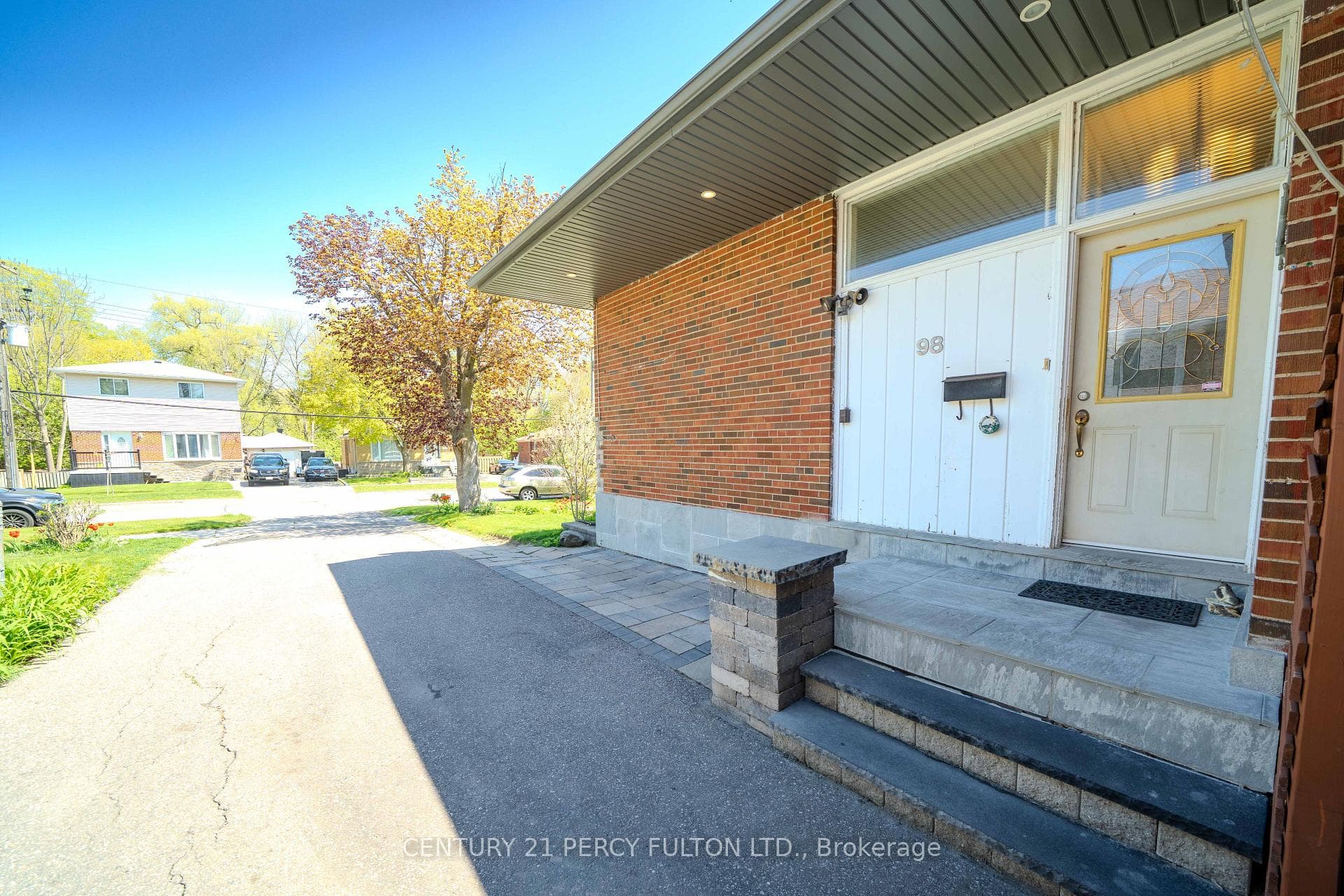 98 Mossbank Drive photo 4