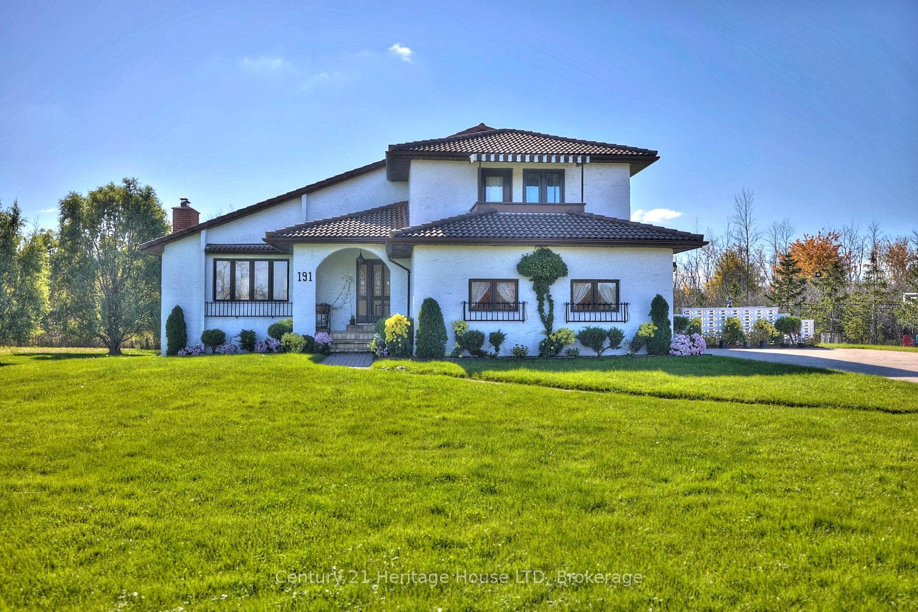 191 Cairns Crescent photo 2