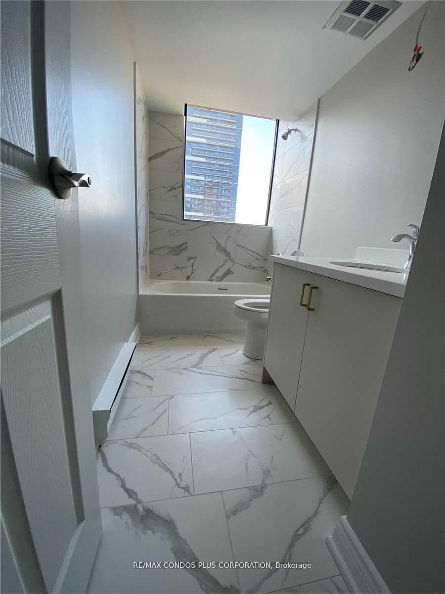 70 Erskine Avenue Unit 601 photo 8