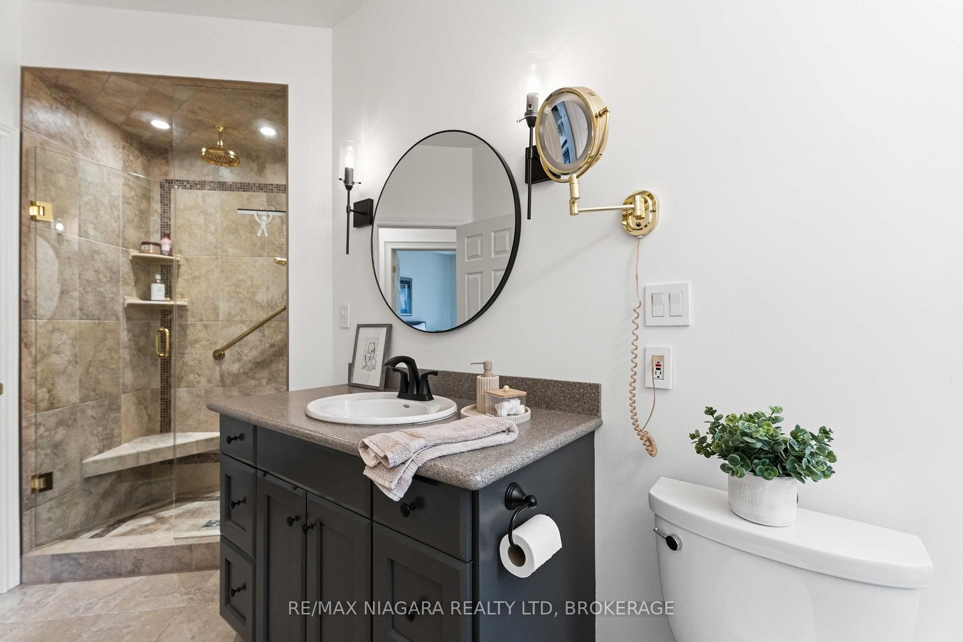 5 Graham Avenue photo 24