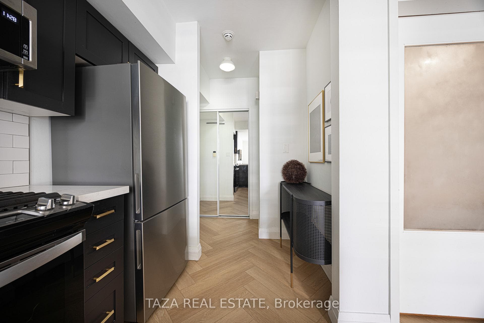 10 Navy Wharf Court Unit 1705 photo 16