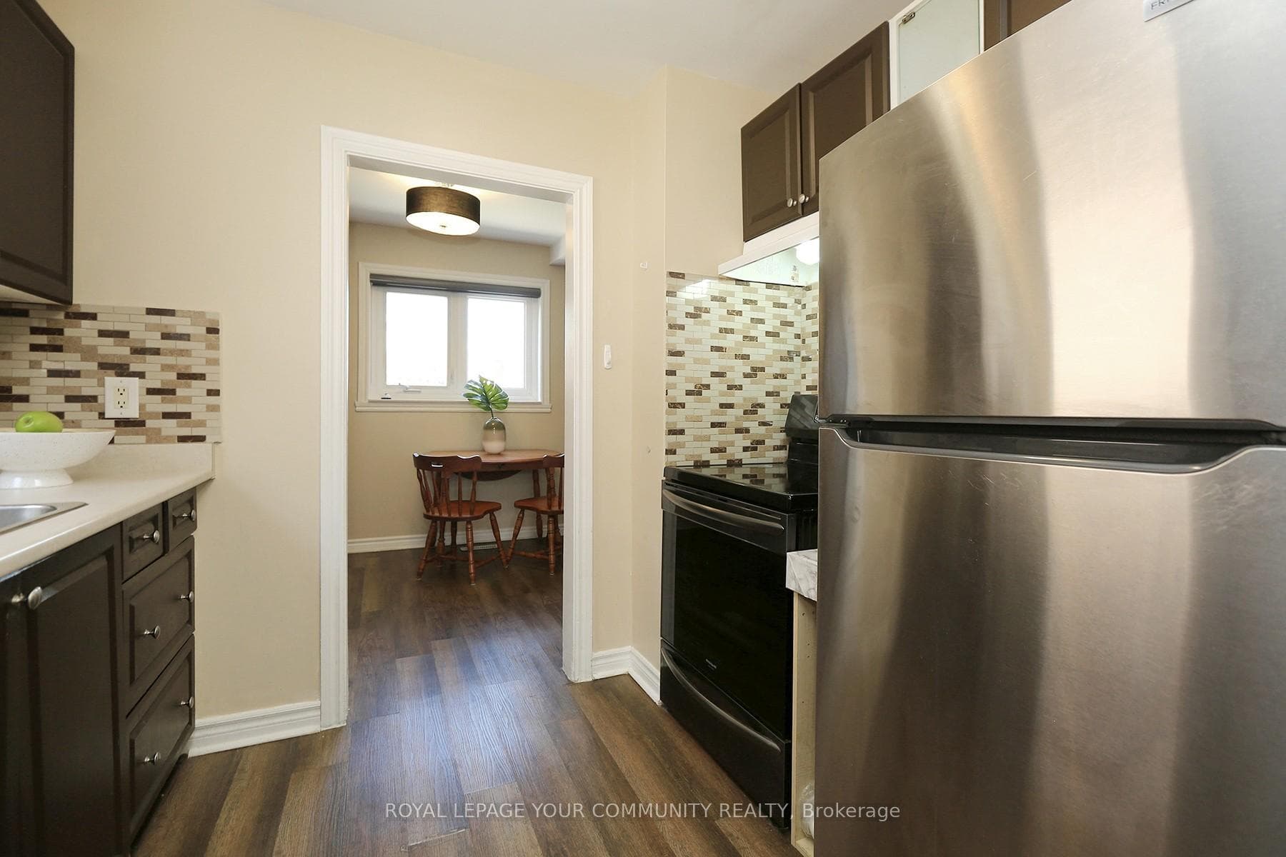 23 Town House Crescent photo 7