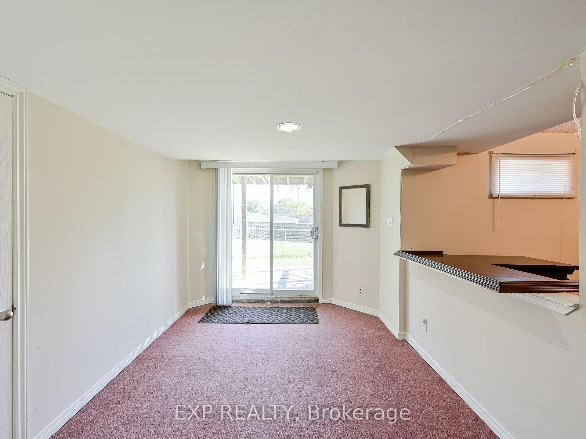 556 Farwell Crescent photo 14