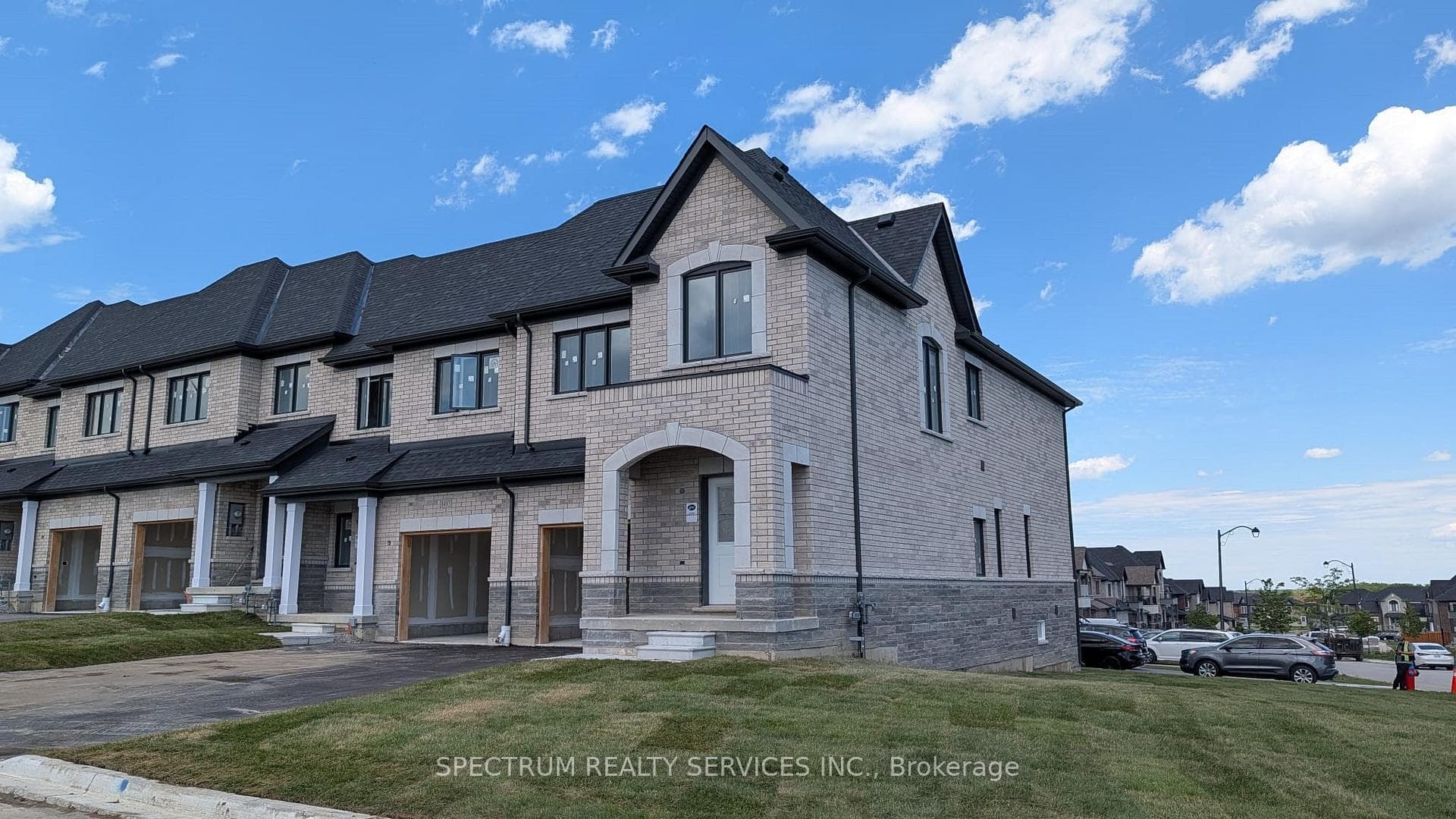 1495 Stovell Crescent photo 2