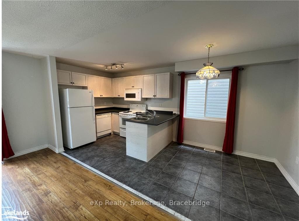 52 ADMIRAL Crescent photo 5