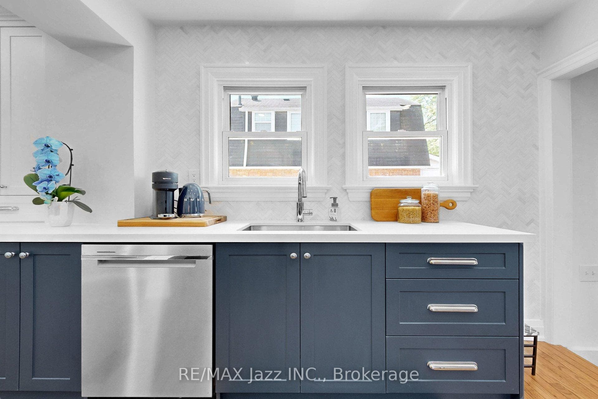 559 Masson Street photo 10