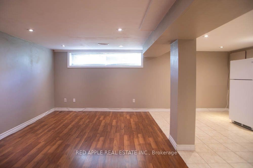 126 LONGFORD Drive photo 11