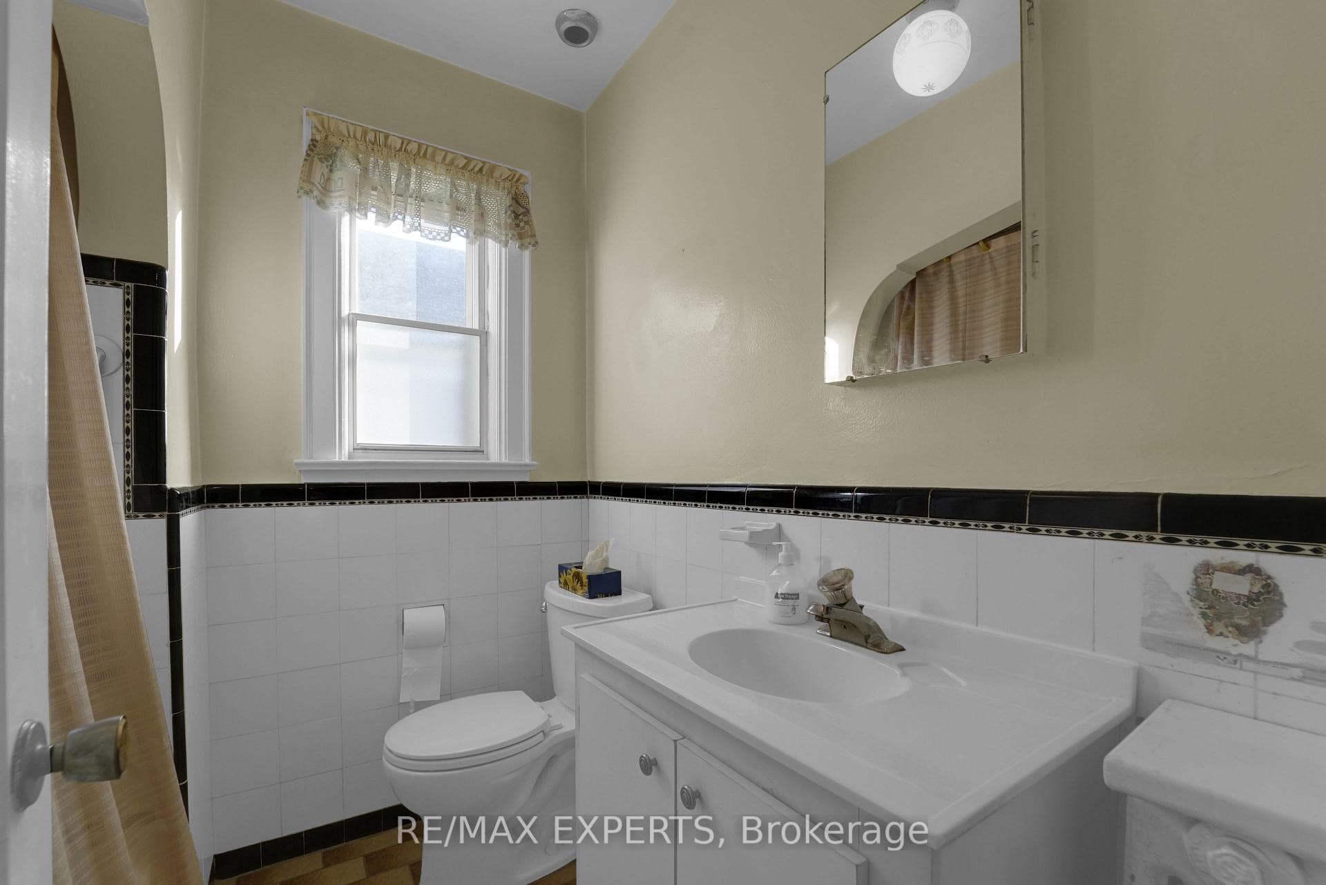 839 Coxwell Avenue photo 23