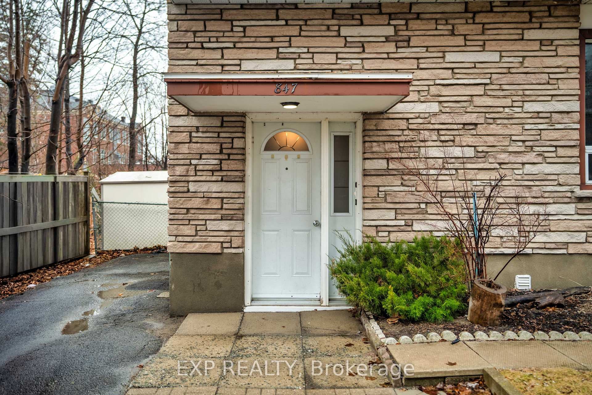 847 Pinewood Crescent photo 2