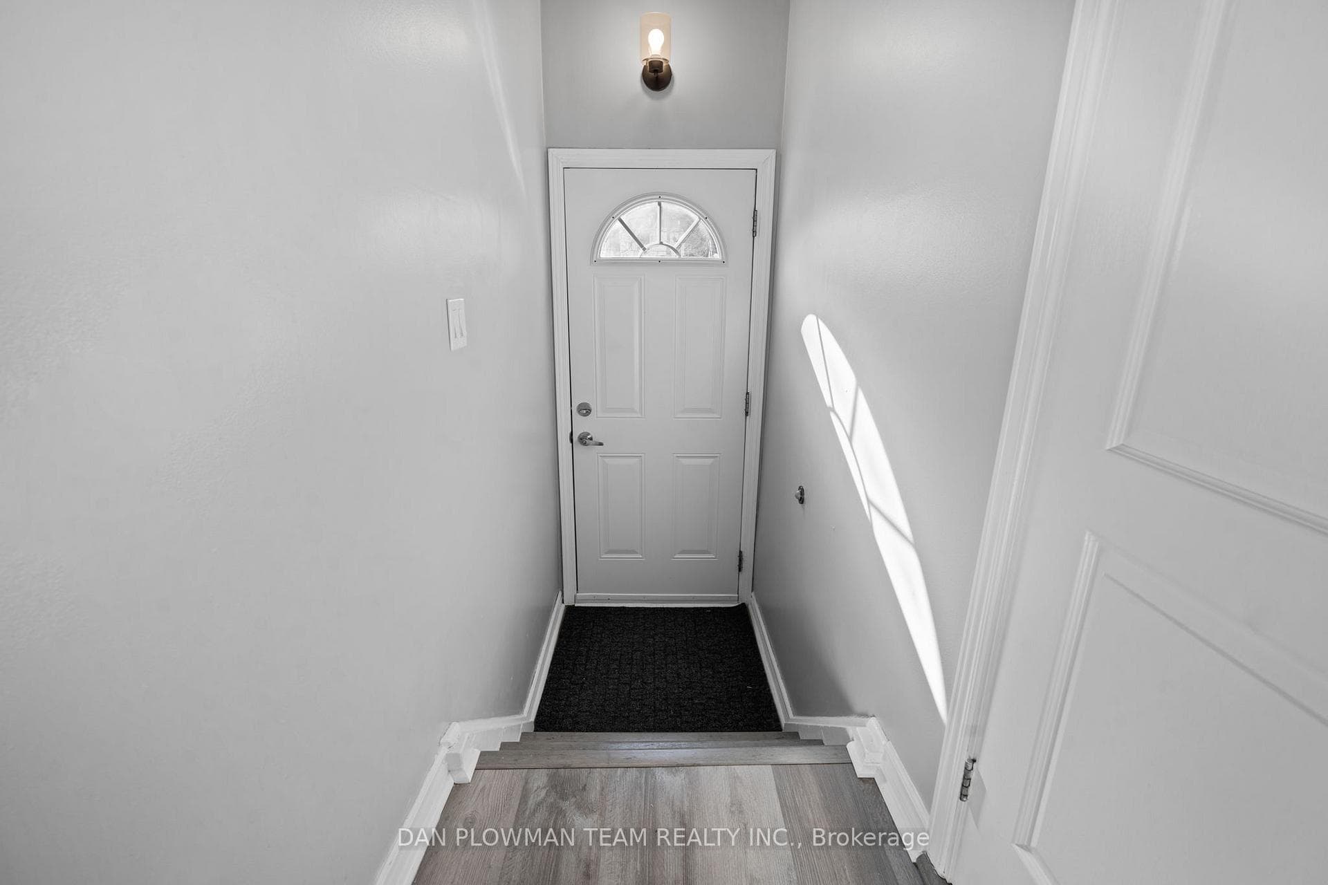 452 Maplewood Drive photo 13