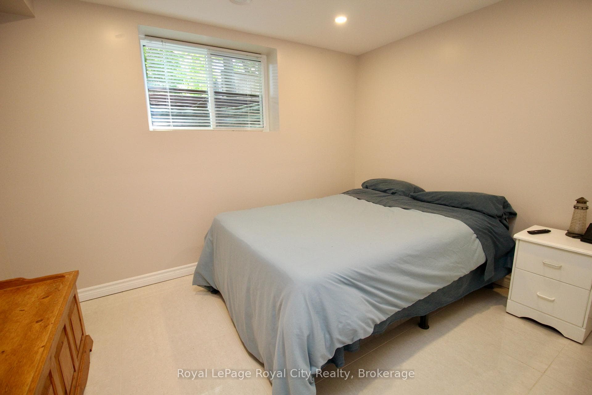 8 Rosewood Avenue photo 42