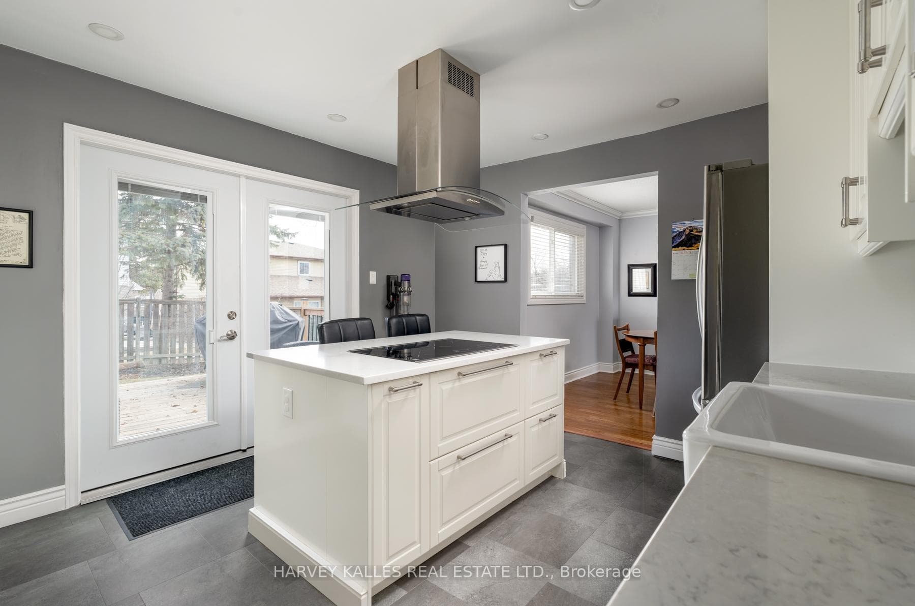 9 Manning Crescent photo 17