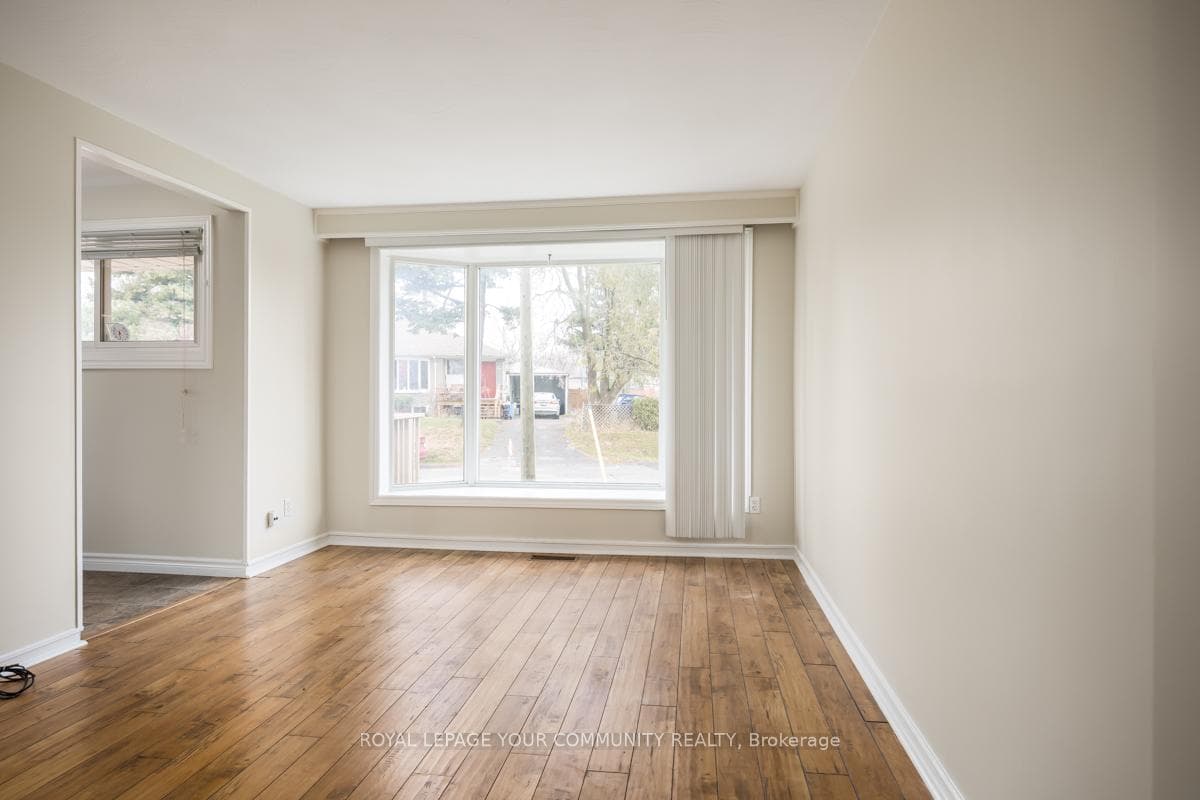 90 Rye Crescent photo 5
