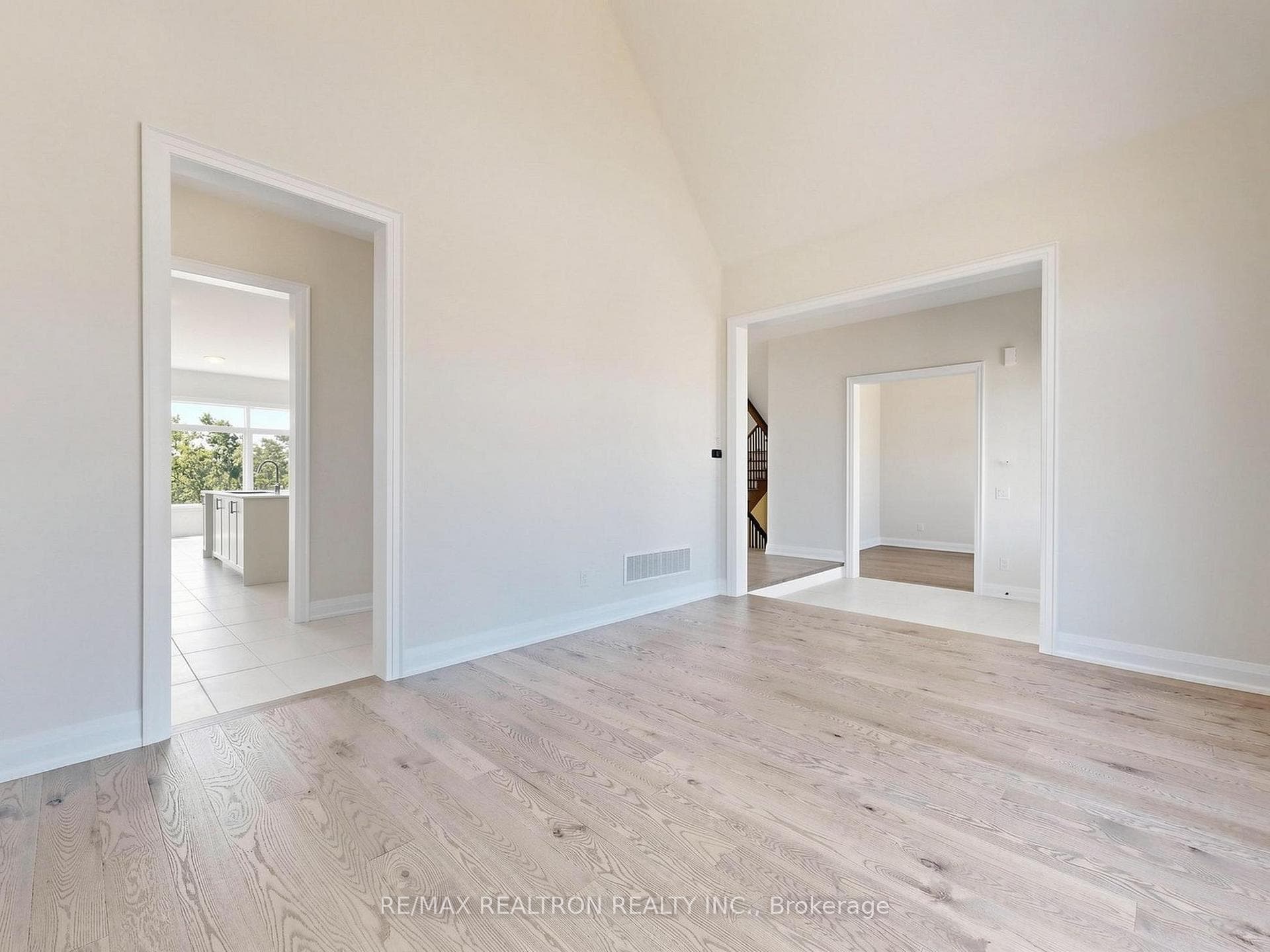 8 Radome Drive photo 28