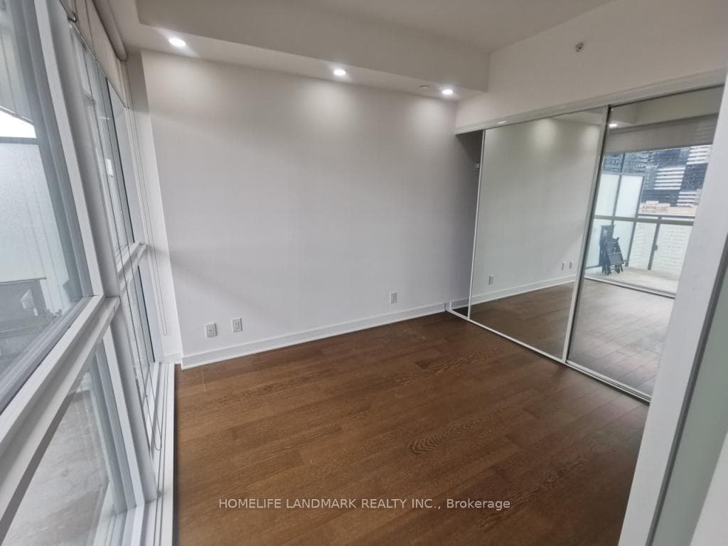 15 Grenville Street Unit 1811 photo 7